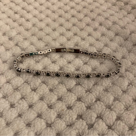 Simulated Black & White Diamond Tennis Bracelet in Silvertone (8 in) 7.9… - Picture 5 of 16